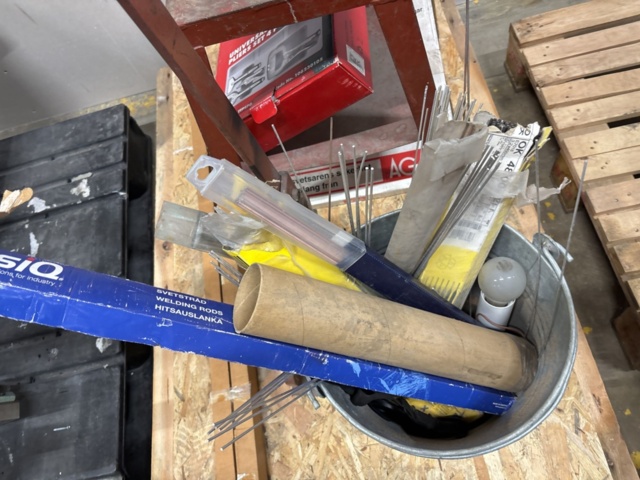 1357465-4 Lever shears with stand and bucket with welding electrodes