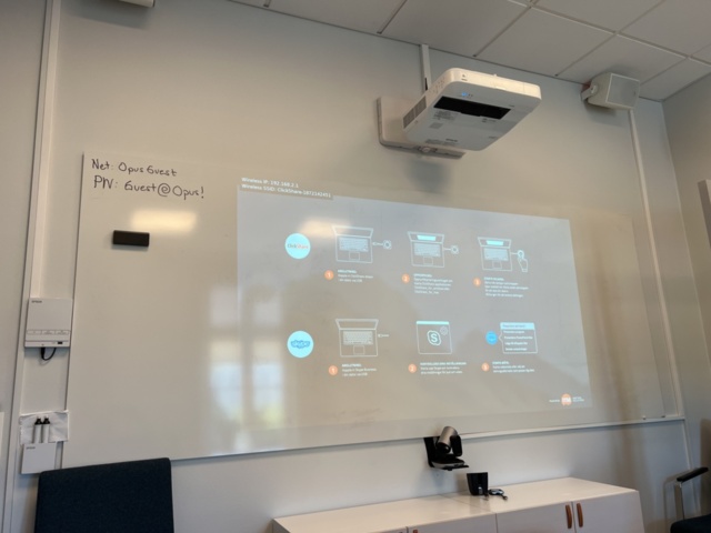 1369913-1 Projector Epson EB-1440Ui with whiteboard Lintex