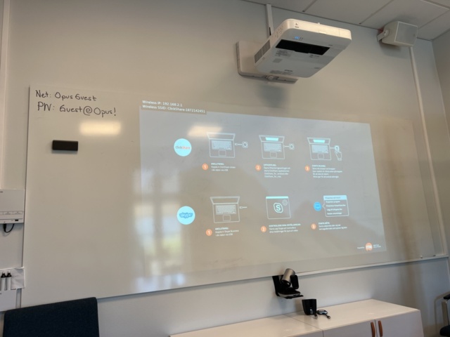 1369913-2 Projector Epson EB-1440Ui with whiteboard Lintex