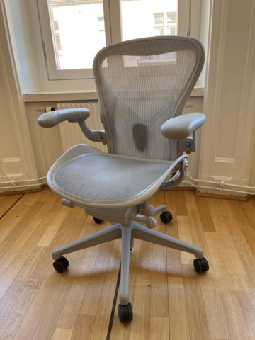1303717-1 Office chair, Herman Miller 'Aeron'