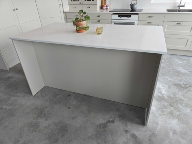 1130663-2 Fäviken Sand showroom kitchen with stone countertops and appliances from Electrolux