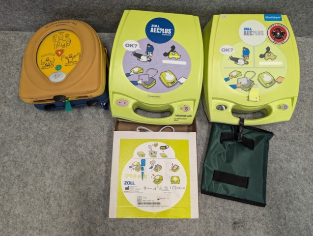 2 practice defibrillators, 1 real defibrillator - PS Auction - We value ...
