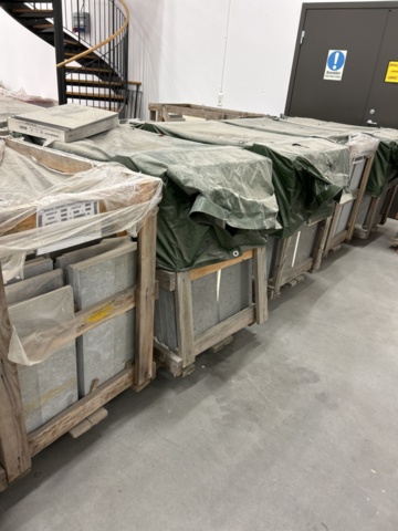 1363115-3 Natural stone limestone descending lengths 5 pallet