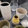 1374090-5 Krukor och vaser, 13 st, blandat glas och keramik