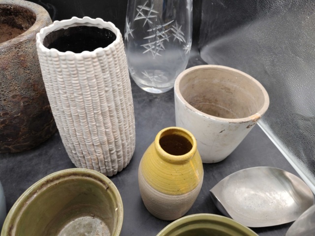 1374090-5 Krukor och vaser, 13 st, blandat glas och keramik