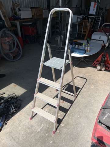 1376899-1 4-step stepladder with top platform