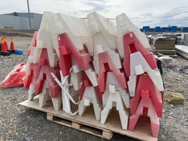 Fillable plastic barriers approx. 55 pcs. - PS Auction - We value the ...