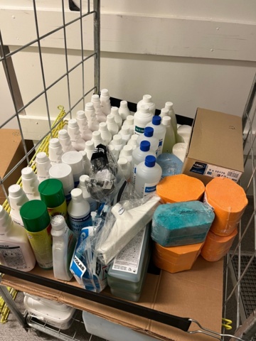 1355106-4 Collection of cleaning products – Disposable items, chemicals, etc.