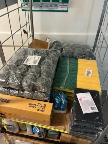 1355106-5 Collection of cleaning products – Disposable items, chemicals, etc.