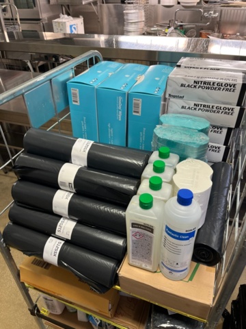 1355106-6 Collection of cleaning products – Disposable items, chemicals, etc.