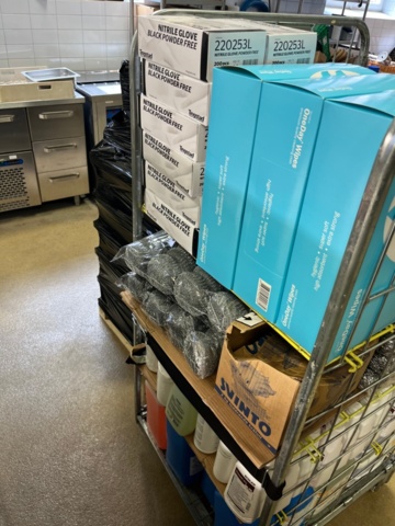 1355106-7 Collection of cleaning products – Disposable items, chemicals, etc.