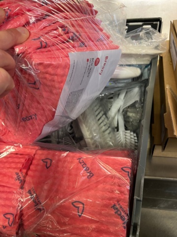 1355106-8 Collection of cleaning products – Disposable items, chemicals, etc.