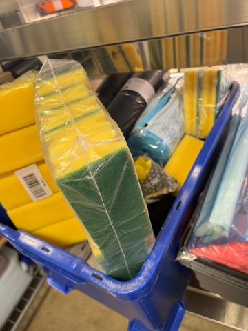 1355106-10 Collection of cleaning products – Disposable items, chemicals, etc.