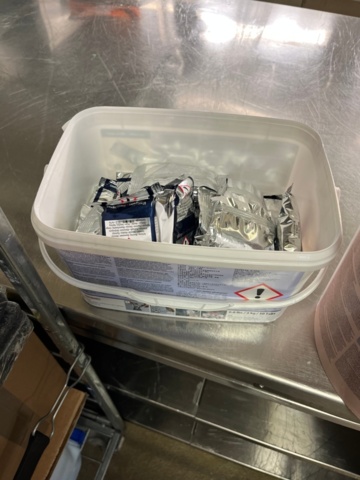 1355106-12 Collection of cleaning products – Disposable items, chemicals, etc.