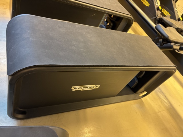 1303848-8 Sit-up bench with weight rack and dumbbells - Technogym