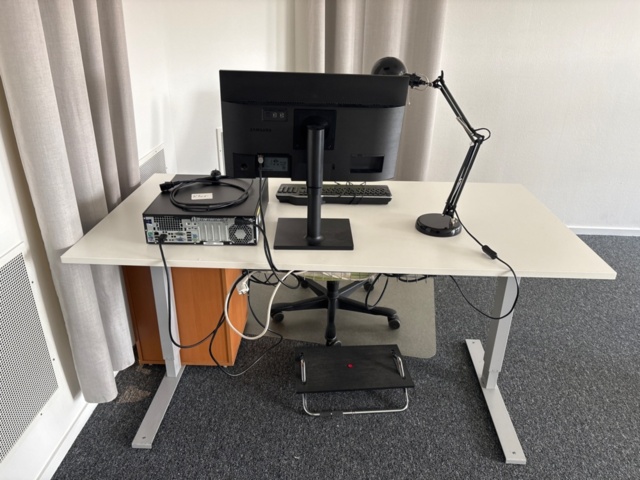 1356578-2 Office furniture