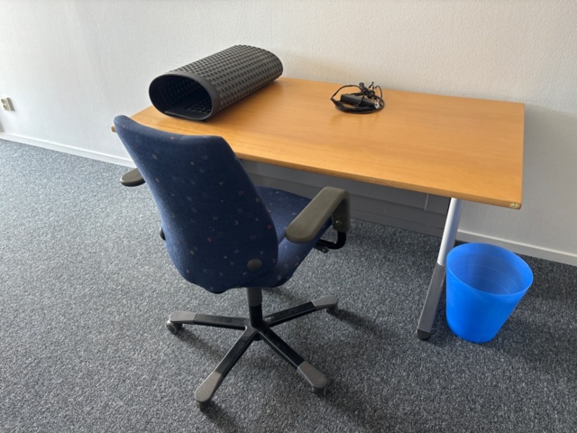1356578-7 Office furniture