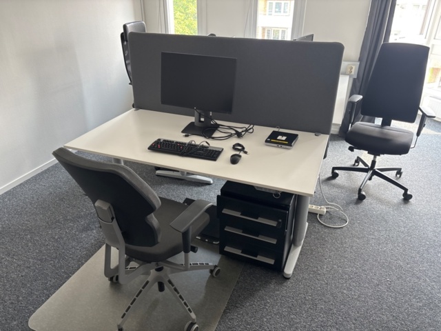 1356578-8 Office furniture