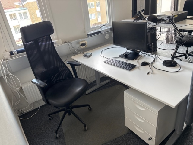 1356578-17 Office furniture