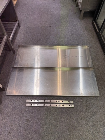 1351660-1 Rostfria hyllplan inkl skenor och konsoler. Ca 120x40 cm