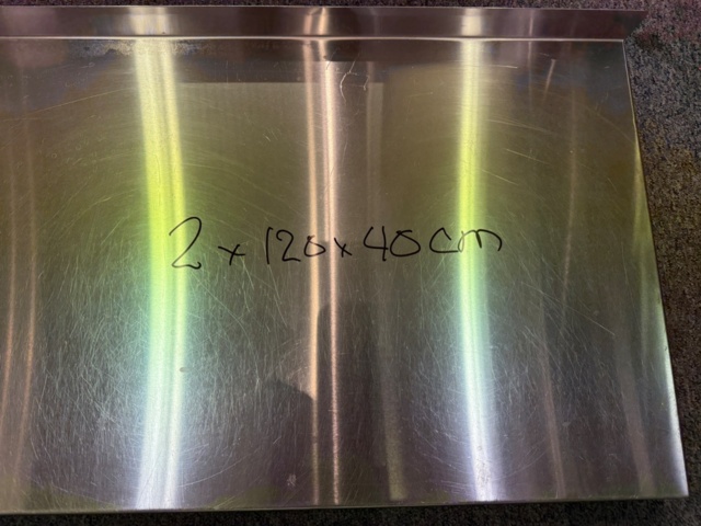 1351660-2 Rostfria hyllplan inkl skenor och konsoler. Ca 120x40 cm