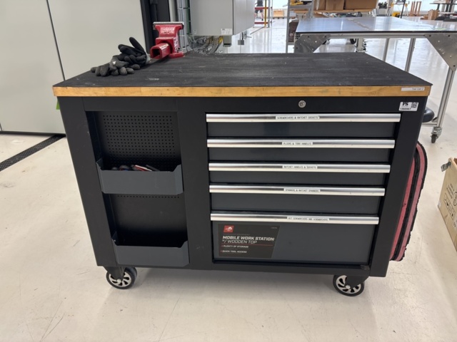 1360967-1 Verktygsvagn med skruvstäd och innehåll - Pela Tools Mobile Work Station w/ Wooden Top