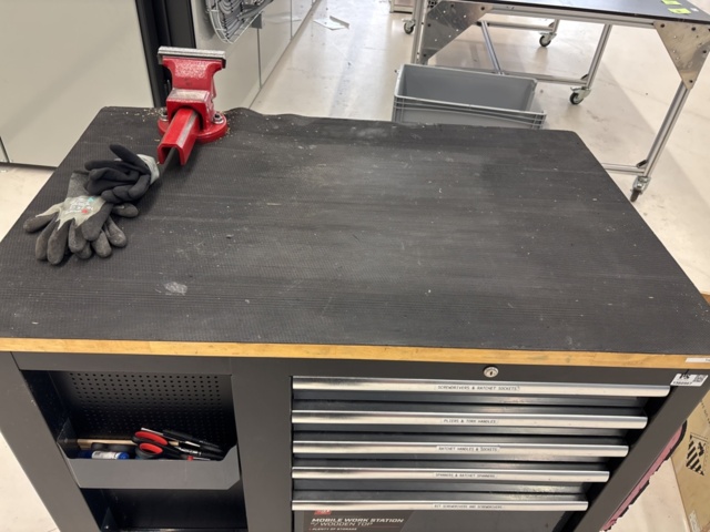 1360967-2 Verktygsvagn med skruvstäd och innehåll - Pela Tools Mobile Work Station w/ Wooden Top