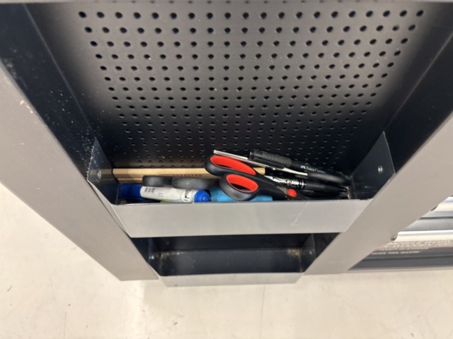 1360967-3 Verktygsvagn med skruvstäd och innehåll - Pela Tools Mobile Work Station w/ Wooden Top