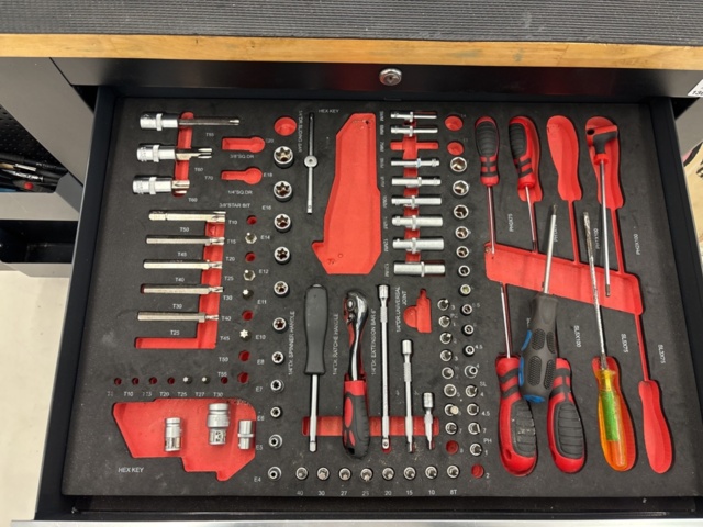 1360967-4 Verktygsvagn med skruvstäd och innehåll - Pela Tools Mobile Work Station w/ Wooden Top