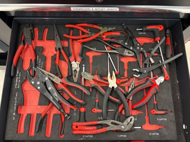 1360967-5 Verktygsvagn med skruvstäd och innehåll - Pela Tools Mobile Work Station w/ Wooden Top