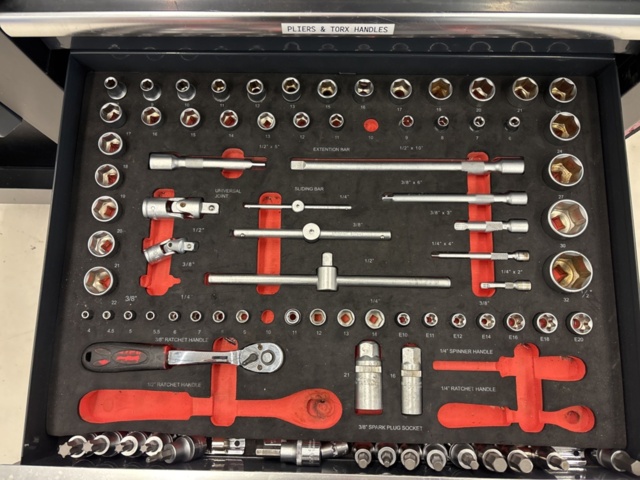 1360967-6 Verktygsvagn med skruvstäd och innehåll - Pela Tools Mobile Work Station w/ Wooden Top
