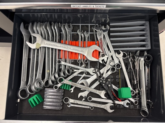 1360967-7 Verktygsvagn med skruvstäd och innehåll - Pela Tools Mobile Work Station w/ Wooden Top