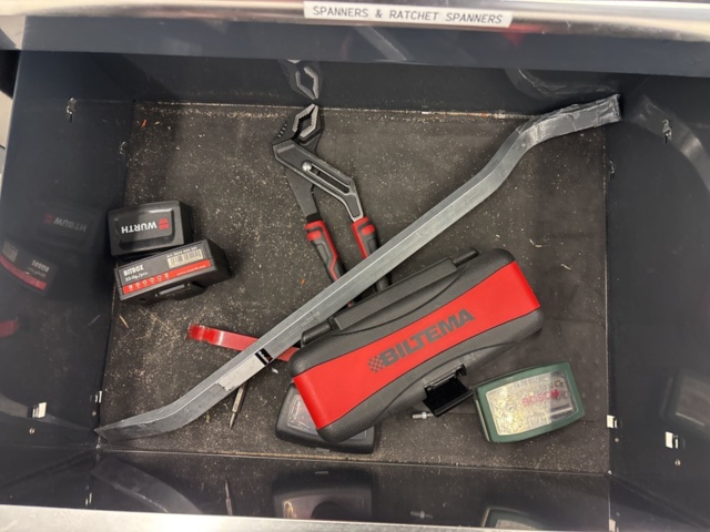 1360967-8 Verktygsvagn med skruvstäd och innehåll - Pela Tools Mobile Work Station w/ Wooden Top