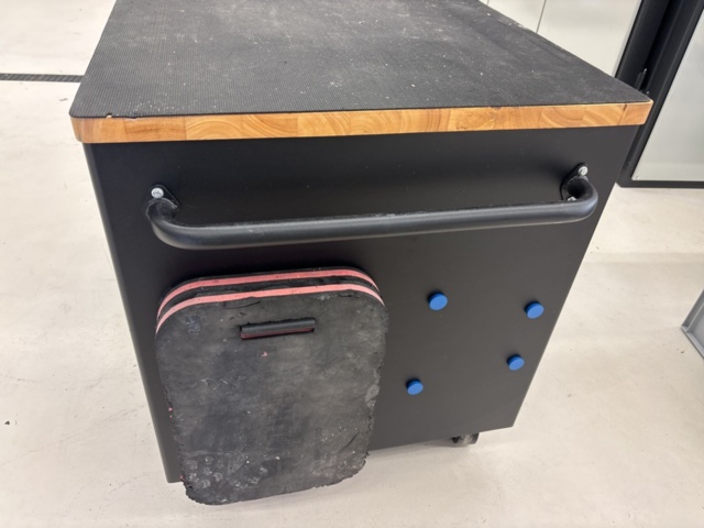 1360967-9 Verktygsvagn med skruvstäd och innehåll - Pela Tools Mobile Work Station w/ Wooden Top