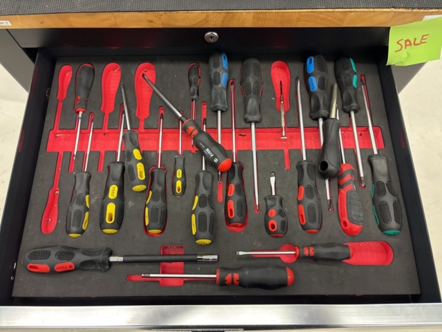 1360967-11 Verktygsvagn med skruvstäd och innehåll - Pela Tools Mobile Work Station w/ Wooden Top