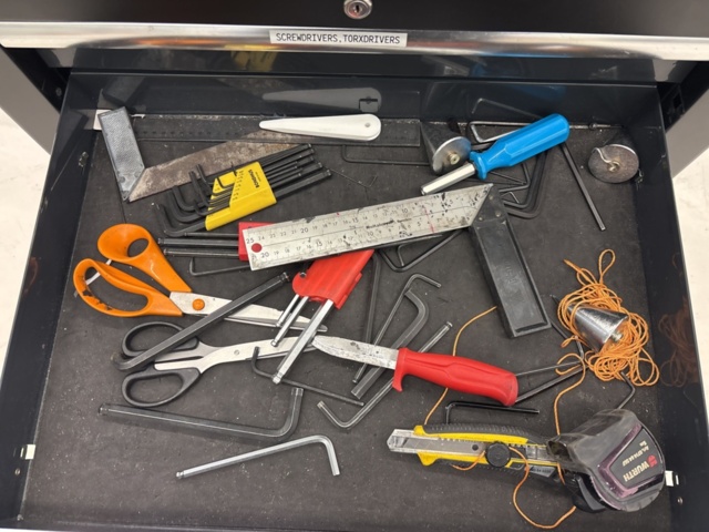 1360967-12 Verktygsvagn med skruvstäd och innehåll - Pela Tools Mobile Work Station w/ Wooden Top