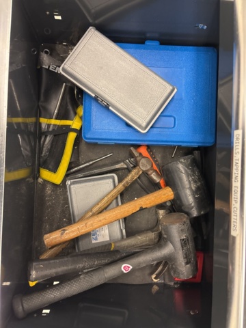 1360967-13 Verktygsvagn med skruvstäd och innehåll - Pela Tools Mobile Work Station w/ Wooden Top