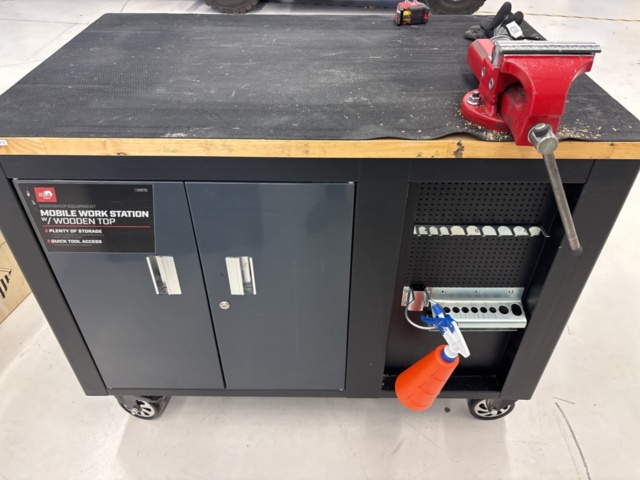 1360967-14 Verktygsvagn med skruvstäd och innehåll - Pela Tools Mobile Work Station w/ Wooden Top