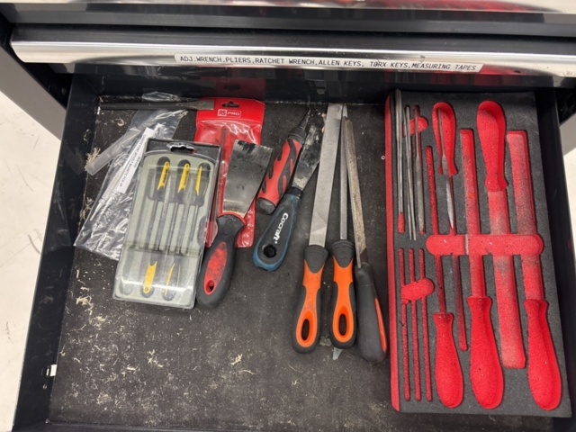 1360967-15 Verktygsvagn med skruvstäd och innehåll - Pela Tools Mobile Work Station w/ Wooden Top