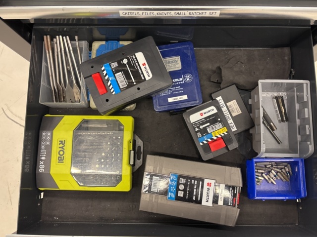 1360967-16 Verktygsvagn med skruvstäd och innehåll - Pela Tools Mobile Work Station w/ Wooden Top