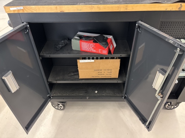 1360967-18 Verktygsvagn med skruvstäd och innehåll - Pela Tools Mobile Work Station w/ Wooden Top