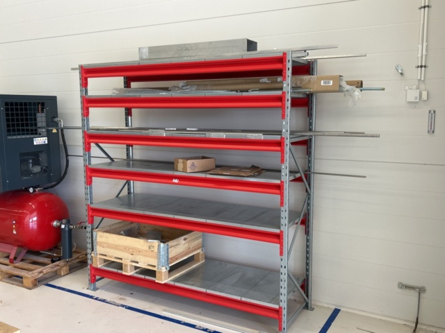 1361011-1 Förvaringshylla med gängstänger och rör