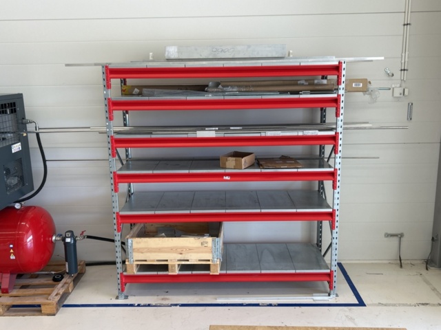 1361011-2 Förvaringshylla med gängstänger och rör