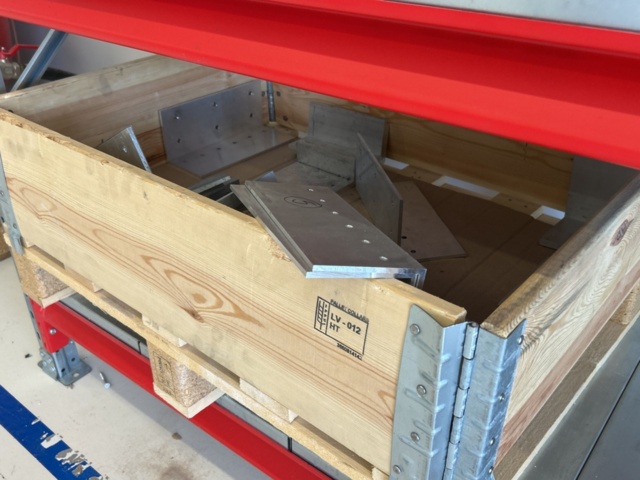 1361011-3 Förvaringshylla med gängstänger och rör