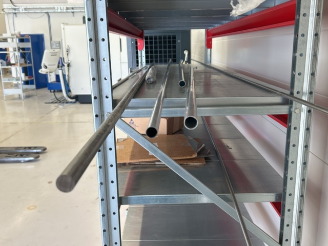 1361011-4 Förvaringshylla med gängstänger och rör