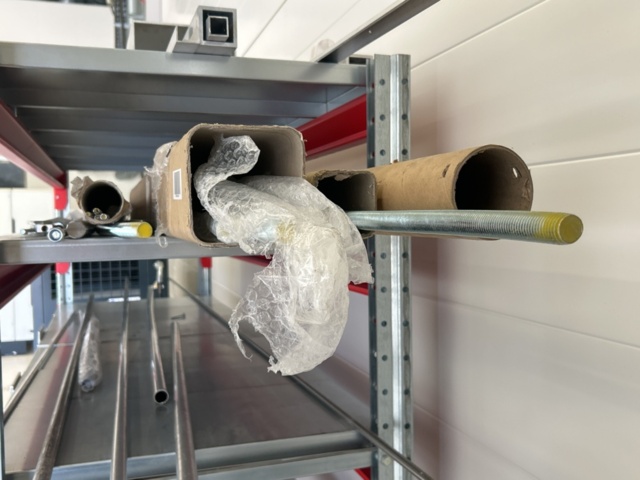 1361011-5 Förvaringshylla med gängstänger och rör