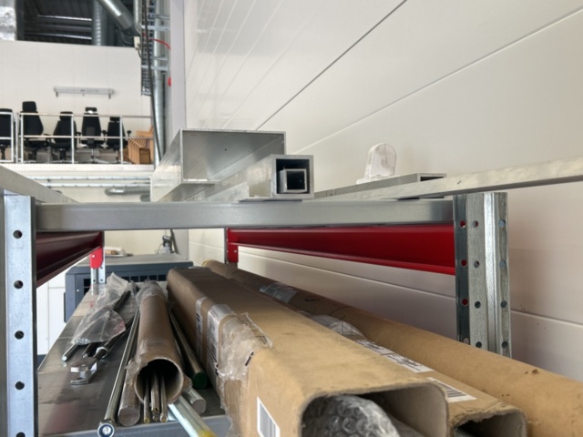 1361011-6 Förvaringshylla med gängstänger och rör