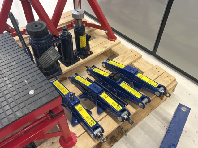 1361020-2 Samling med domkrafter och lyftutrustning