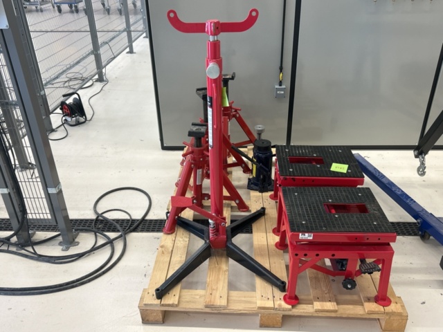 1361020-3 Samling med domkrafter och lyftutrustning