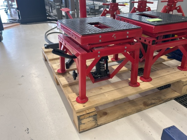 1361020-4 Samling med domkrafter och lyftutrustning